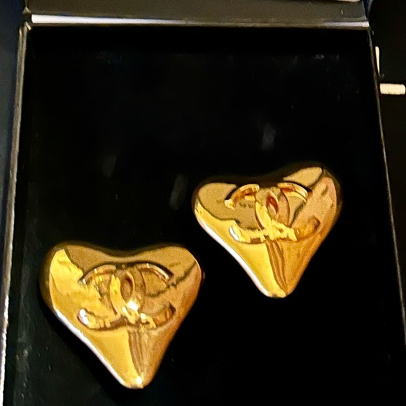 Vintage CHANEL clip on earrings in original box. - Picture 2 of 6